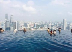 新加坡濱海灣金沙酒店55層的無邊游泳池，是奧林匹克游泳池的三倍大